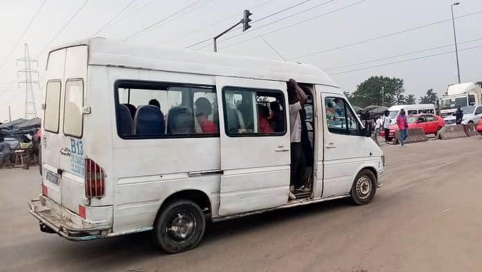 CÃ´te d'Ivoire: une mÃ¨re oublie sa fille de 03 ans dans un bus "gbaka" Ã  Abobo