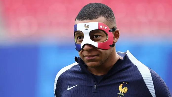 Kylian MbappÃ© Ã  l'entraÃ®nement avec son masque Ã  la veille de France - Pays-Bas