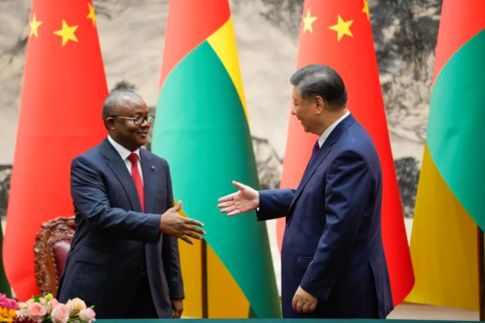 Le prÃ©sident chinois Xi Jinping, Ã  droite, serre la main du prÃ©sident de la GuinÃ©e-Bissau Umaro Sissoco Embalo aprÃ¨s une cÃ©rÃ©monie de signature au Grand Hall du Peuple Ã  Beijing, en Chine, le mercredi 10 juillet 2024. Vincent Thian - staff, ASSOCIATED PRESS