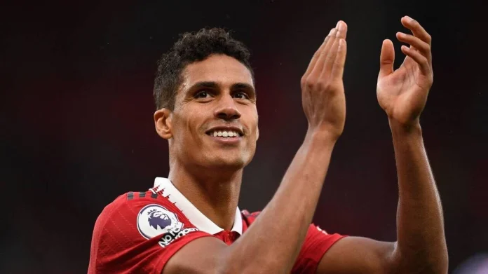 AnnoncÃ© en Italie depuis plusieurs jours, RaphaÃ«l Varane sâ€™est officiellement engagÃ© pour deux saisons avec CÃ´me dans le championnat italien, alors quâ€™il Ã©tait libre de tout contrat depuis son dÃ©part de Manchester United. | PHOTO : OLI SCARFF / AFP