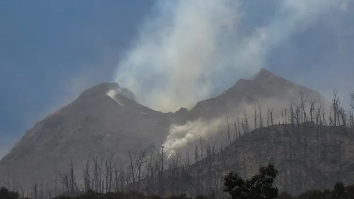 Le volcan Lewotobi Laki-Laki aprÃ¨s son Ã©ruption, sur l'Ã®le de FlorÃ¨s (IndonÃ©sie), le 4 novembre 2024. (ARNOLD WELIANTO _ AFP)