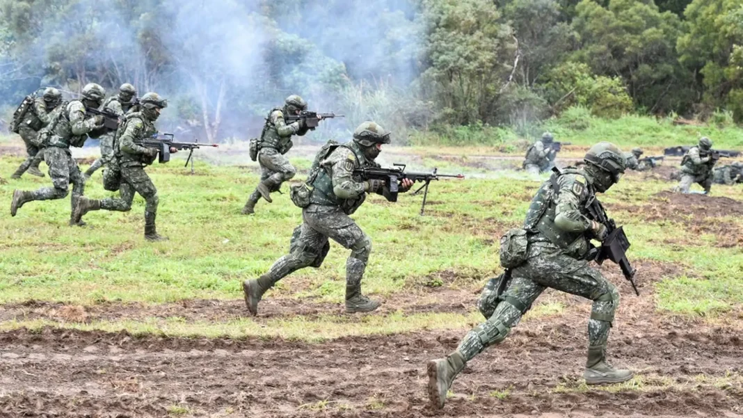 Des soldats taÃ¯wanais Ã  l'entraÃ®nement, le 30 janvier 2018 Ã  Hualien (TaÃ¯wan). (MANDY CHENG _ AFP)